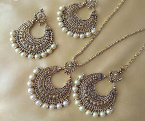 Pearl Setting Golden Metal Necklace